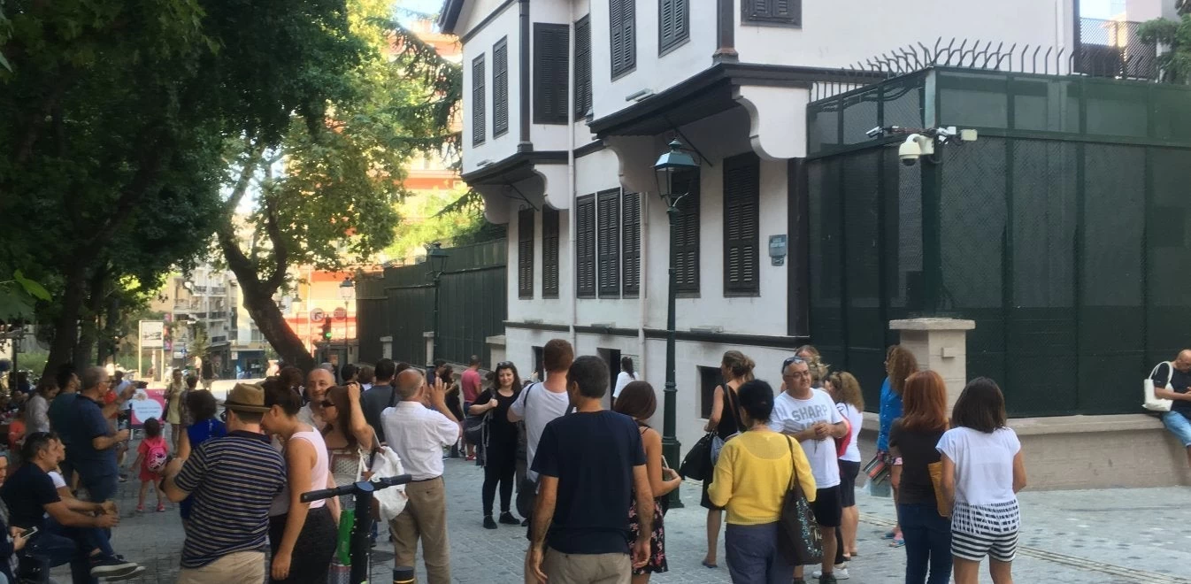 Θεσσαλονίκη: Σέλφι στο σπίτι του Κεμάλ, τσάι και σεργιάνι για εκατοντάδες Τούρκους (εικόνες)